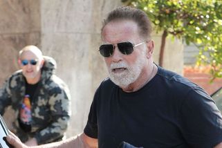 VIDEO: Arnold Schwarzenegger je v Praze! Natáčí, jezdí na kole a vyfotil se s místní legendou